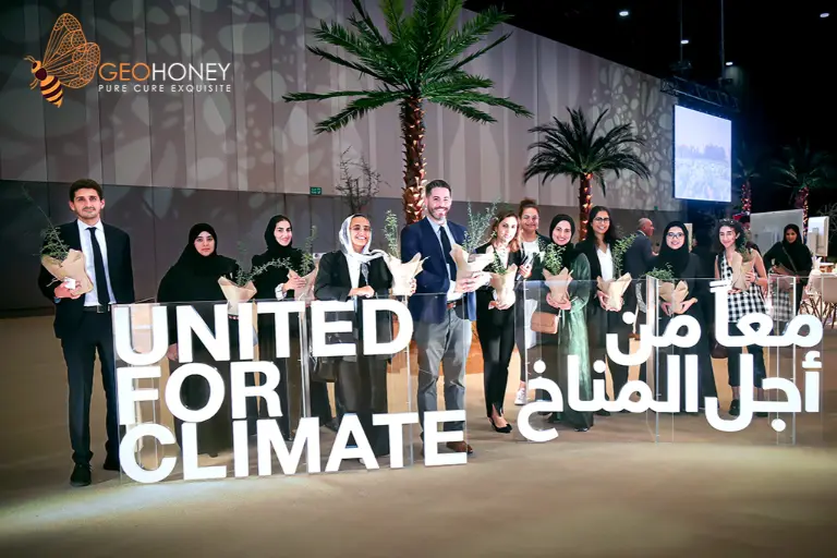 صورة لشعار وزارة الإمارات العربية المتحدة مع النص متحدون من أجل المناخ ، والتي تمثل جهود الوزارة لتعزيز الاستدامة والحفاظ على البيئة قبل COP 28.
