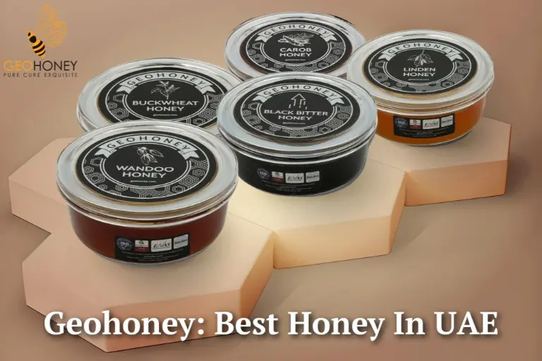 عبوات مختلفة من العسل تعرض ألوانًا وأنسجة ومصادر زهرية مختلفة، تمثل مجموعة متنوعة من العسل المتوفر في مناخ دولة الإمارات العربية المتحدة.