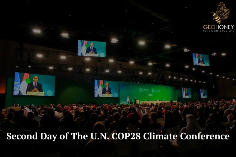 مجموعة من القادة والمندوبين الدوليين في مؤتمر الأمم المتحدة للمناخ COP28 في دبي. سلطان الجابر، رئيس مؤتمر الأطراف COP28، يناقش الوقود الأحفوري.