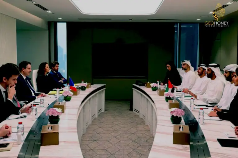 صاحب السمو الشيخ محمد بن زايد آل نهيان يستقبل فريق COP28 في مجلس قصر البحر.
